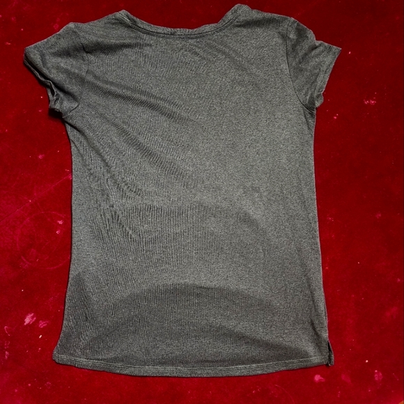 Old Navy Active T-shirt - Picture 7 of 7
